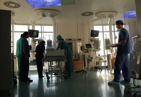По 250 зараженных коронавирусом петербуржцев поступает ежесуточно в стационары