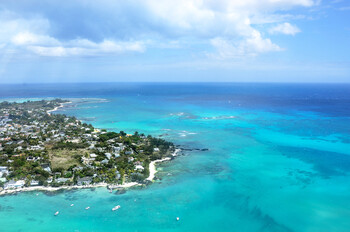 Маврикий полностью отменит ограничения для привитых «Спутником» туристов с октября 